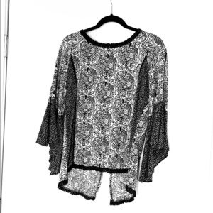 Solitaire black and white L butterfly sleeve